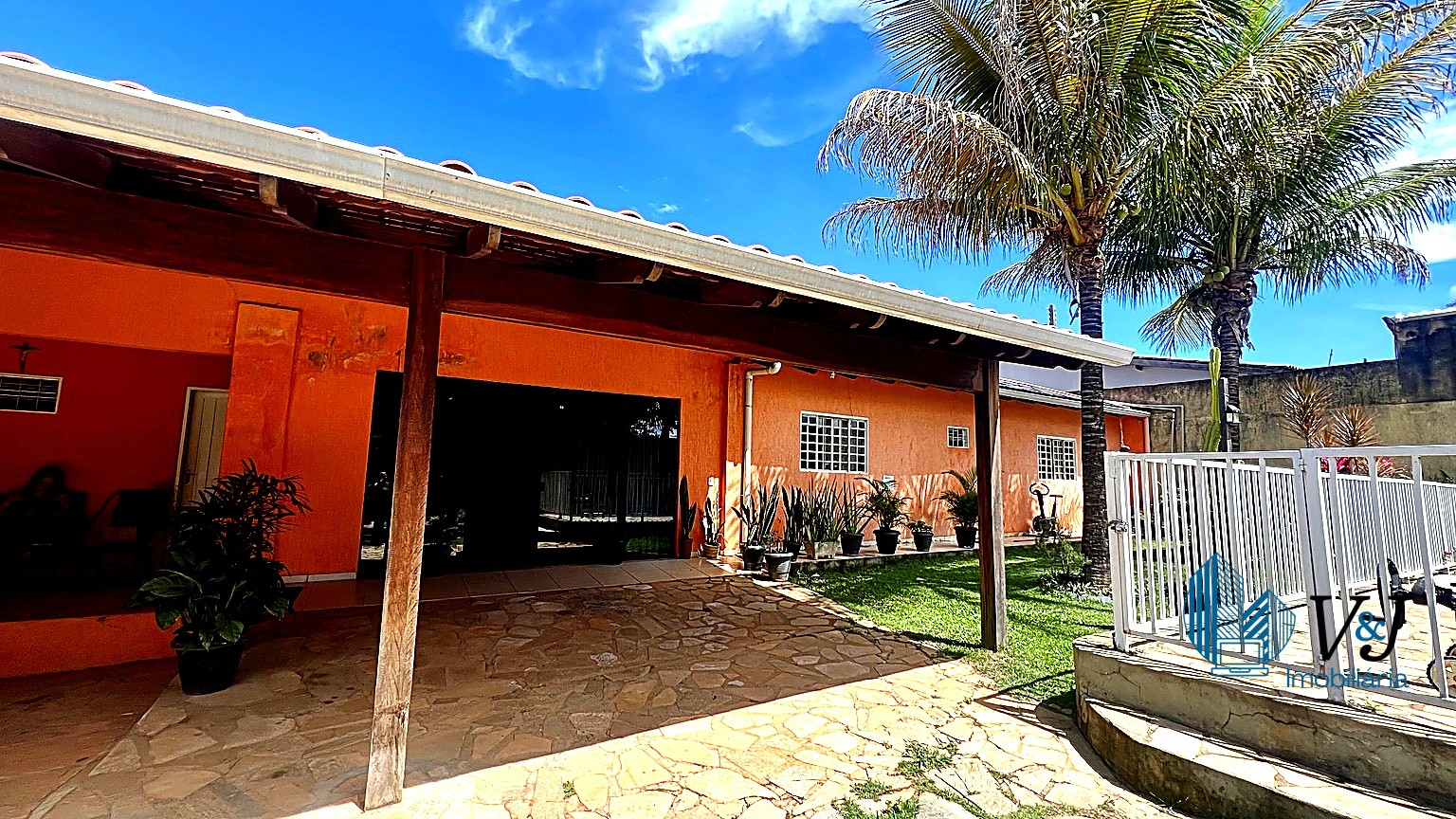 Casa em Vicente Pires | Lote de 800m² | 4 Quartos | Piscina Aquecida | Uso Residencial e Comercial